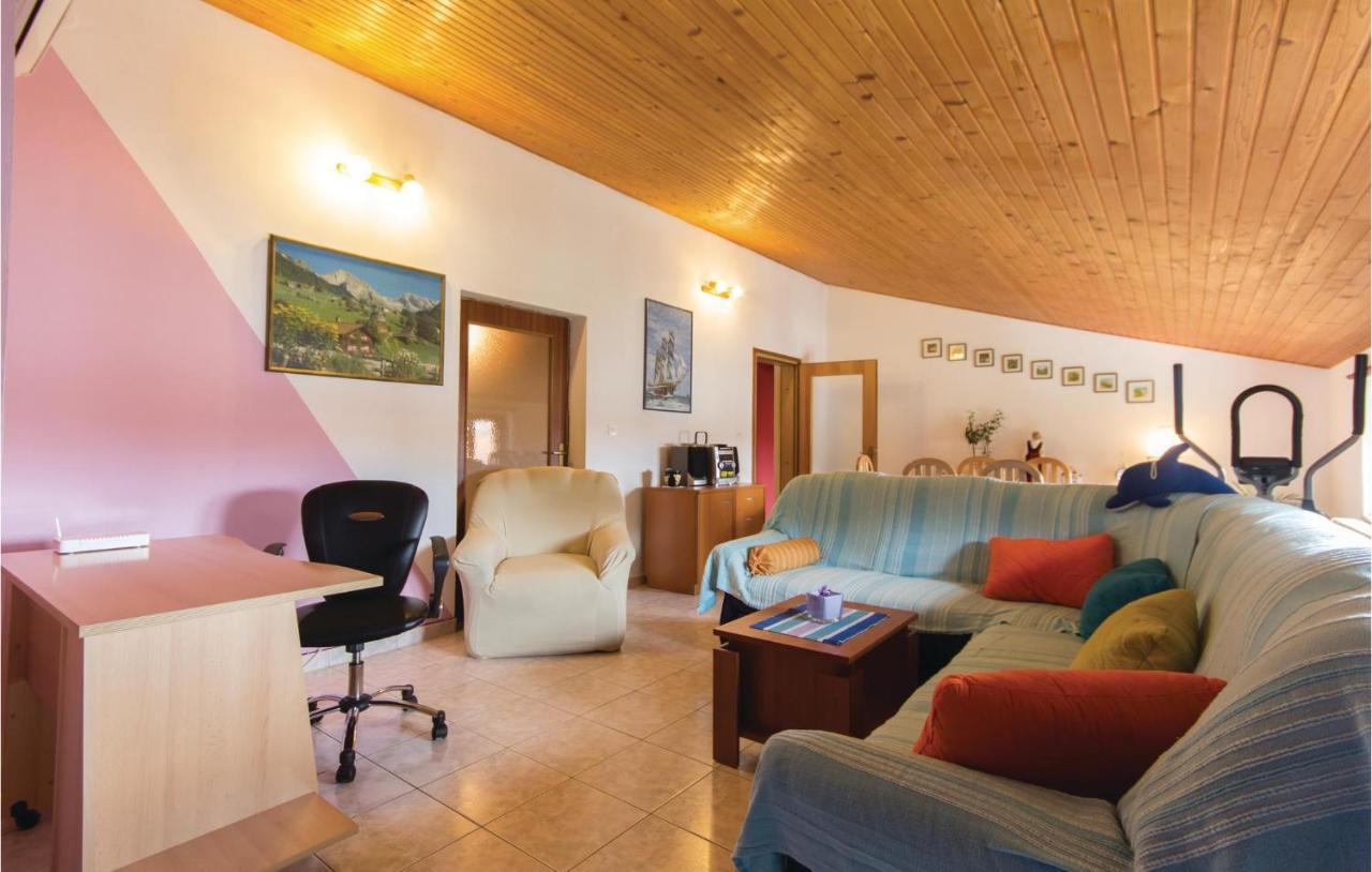 Apartment Three-bedroom With A Fireplace 02 Pula