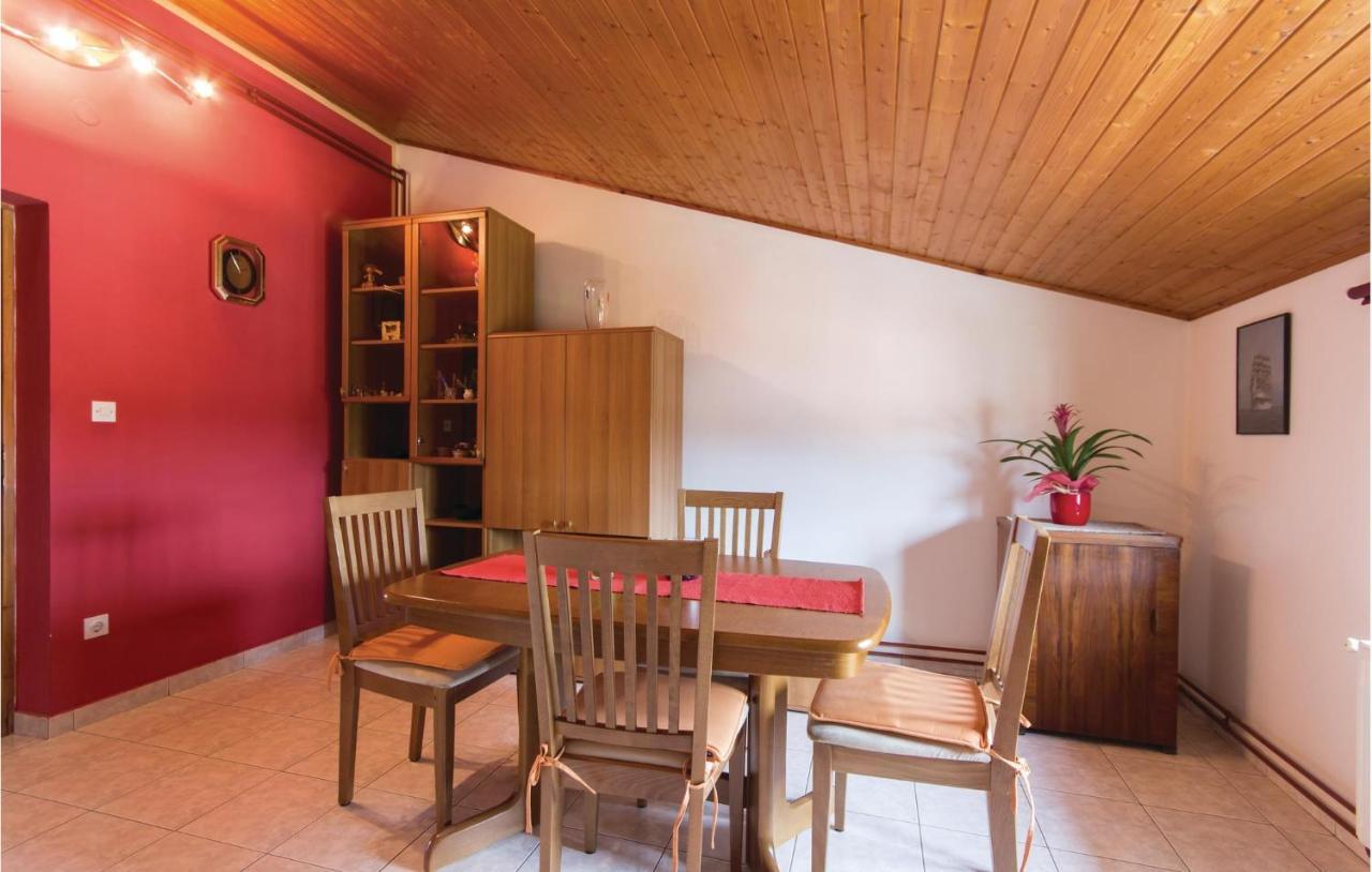 Three-bedroom With A Fireplace 02 Pula